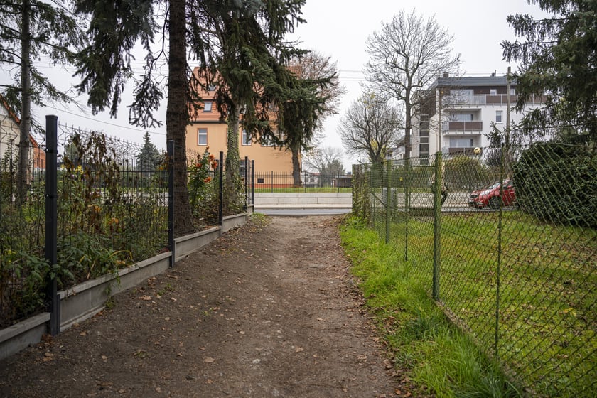 Muchobór Wielki. Tak przed remontem wyglądało przejście przez strumień Kasina łączące ulicę Stanisławowską z Samborską